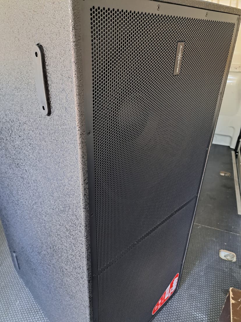 Altavoces 2X18" Autoamplificados de Audio center 2000W Rms por unidad EX DEMO