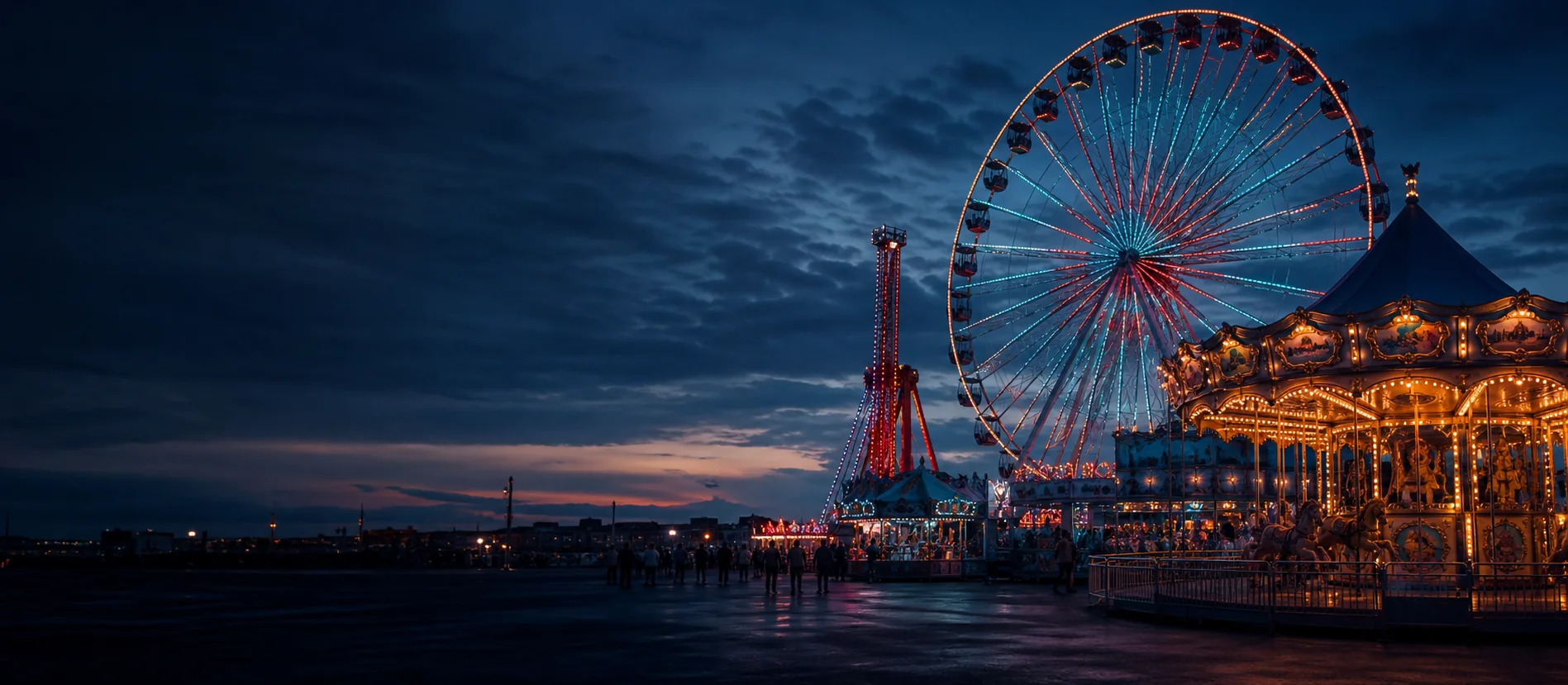 Noria y atracciones iluminadas en una feria al anochecer