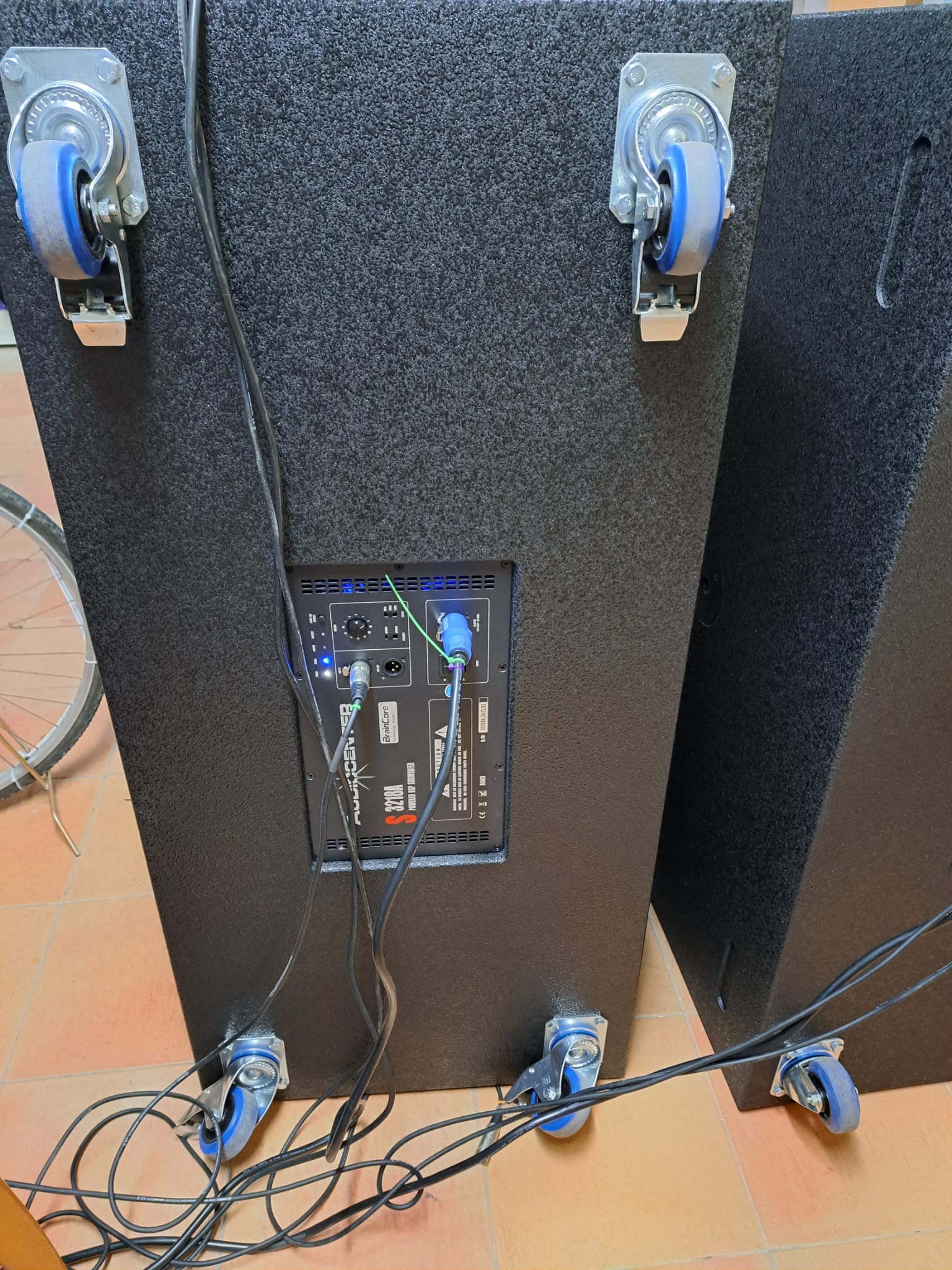 Altavoces 2X18″ Autoamplificados de Audio center 2000W Rms por unidad EX DEMO