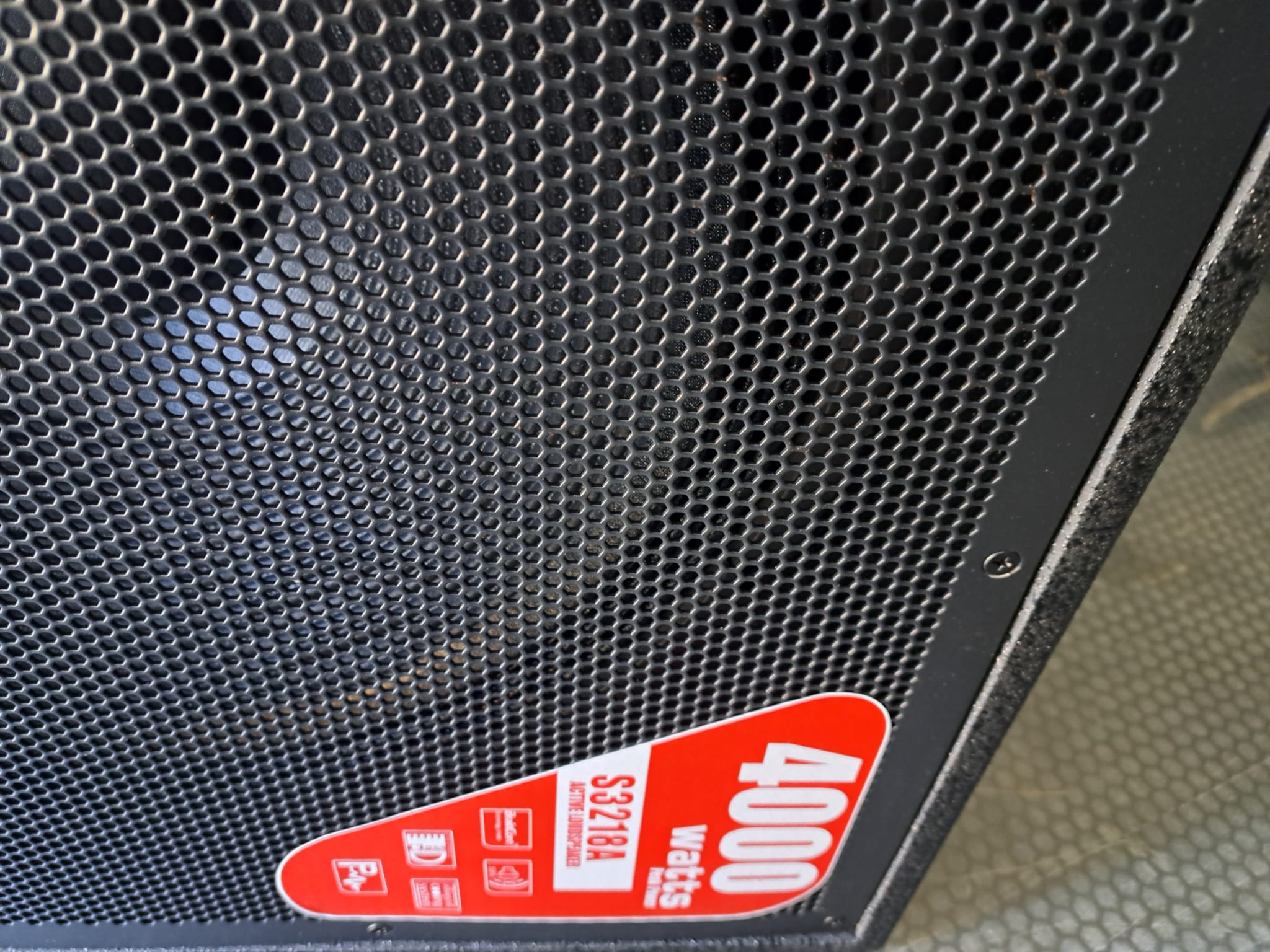 Altavoces 2X18″ Autoamplificados de Audio center 2000W Rms por unidad EX DEMO